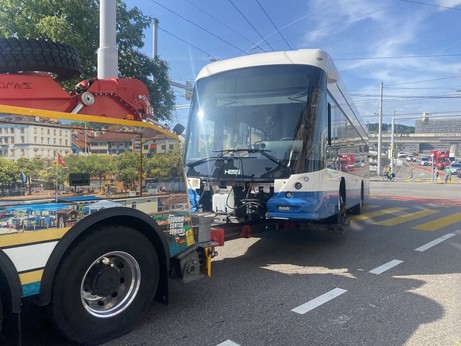 Ein VBZ-Bus wird vor der Duttweilerbrücke abgeschleppt.