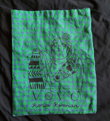 a simple drawstring bag for knitting project. cotton with a vichy pattern in blue and green with a print (one of the Retrosaria motifs) in black on it. The inscription says: Vovo Rosa Romar