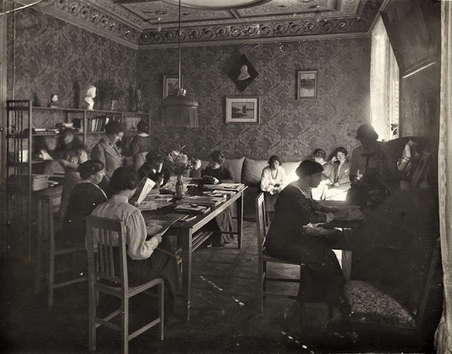 Mujeres leyendo y escribiendo en una sala de lectura. Sala de lectura a l'Institut de Cultura de la dona. 1913. Fot: Antonietti, Alejandro.