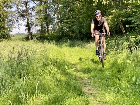 Peter auf kleinen Pfaden mit dem Gravelbike durch den Wald und Wiesen.