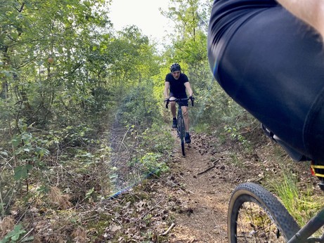 Peter hinter mir auf einem engen Trail