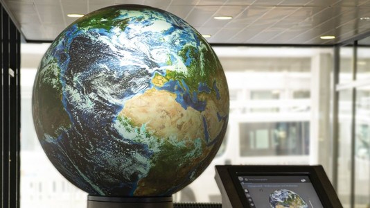 Exponat des KIT auf der Hannover Messe 2022: ein interaktiver Präsentationsglobus, der globale Klima-Zusammenhänge veranschaulicht.