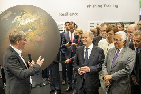 Holger Hanselka, Präsident des KIT, präsentiert dem Bundeskanzler Olaf Scholz, der Bundesforschungsministerin Bettina Stark-Watzinger und dem portugiesischen Premierminister António Costa den interaktiven Klimaglobus am Stand des KIT auf der Hannover Messe.   
