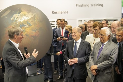 Holger Hanselka, Präsident des KIT, präsentiert dem Bundeskanzler Olaf Scholz, der Bundesforschungsministerin Bettina Stark-Watzinger und dem portugiesischen Premierminister António Costa den interaktiven Klimaglobus am Stand des KIT auf der Hannover Messe.   