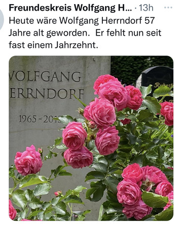 Foto eines Tweets von Freundeskreis Wolfgang Herrndorf: „Heute wäre Wolfgang Herrndorf 57 Jahre alt geworden. Er fehlt nun seit fast einem Jahrzehnt.“ Foto seines Grabsteins 