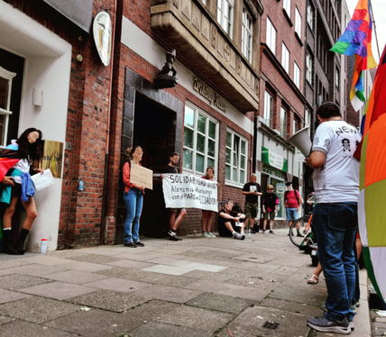 Kundgebung vor dem ecuadorianischen Konsulat