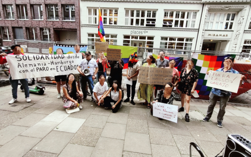 Schilder in Solidarität mit dem Streik in Ecuador vor dem ecuadorianischen Konsulat Hamburg