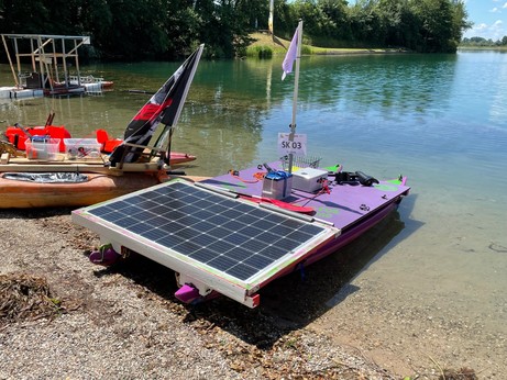 Lila Limette am Ufer Boot mit Solarpanelen