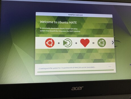 The “welcome to Ubuntu mate” install screen on a laptop.