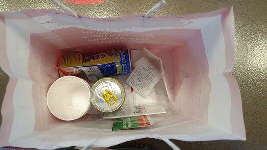 Beutel zum Mitnehmen aus dem Bistro. Genauso viel Plastik. 
