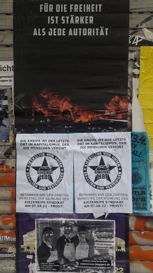 Plakate auf dem Rollladen des Syndikat 