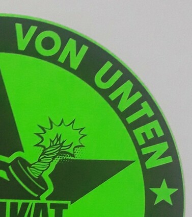 Viertel eine neon grünen Kreises mit der Aufschrift: " von unten" und "ikat"