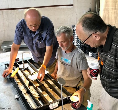 Prof. Wladyslaw Altermann (Pretoria), Prof. Christoph Heubeck (Jena) and core manager Chris Rippon advise on the interpretation of sedimentary structures in a former soil horizon.
