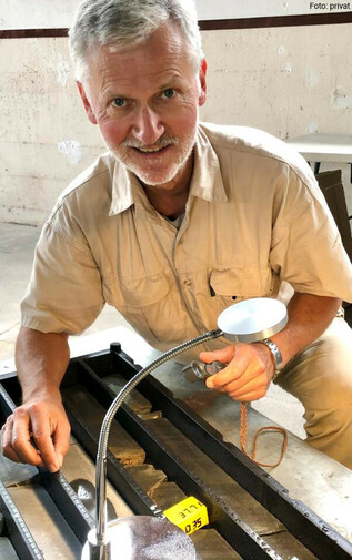 Jena geologist Prof. Dr Christoph Heubeck analysing drill cores.