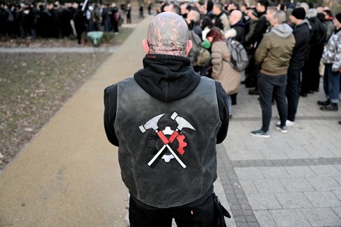 Neonazi mit dem Emblem der "Hammerskins" auf einer Weste.