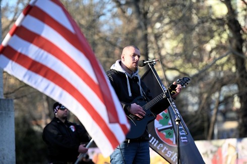 Der neonazistische Liedermacher Harm-Jan Smit, alias "Flatlander" während eines Auftritts.
