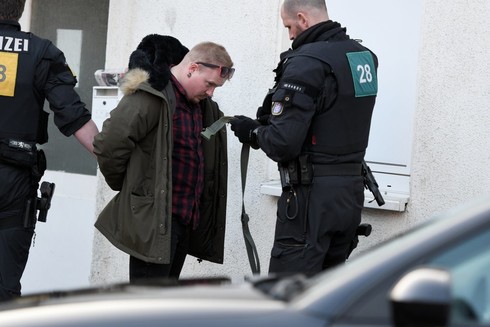 Der neonazistische Musiker Philipp Neumann alias "FLAK Solo" wird bei einer Polizeikontrolle durchsucht.