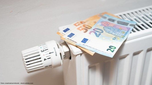 Symbolfoto: 50- und 20-Euro-Geldscheine liegen aufgefächert auf einem Heizkörper neben dem Thermostat 