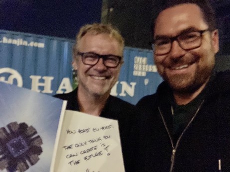 Horst Hörtner, CTO & Managing Director des Ars Electronica Futurelabs übergibt den Jubiläumsband des Futurelabs an Horst Thieme. 