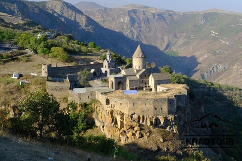 Kloster Tatev mot den Klostermauern.
