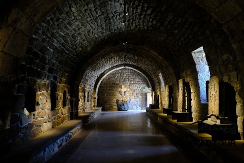 Ausstellungshalle mit Kreuzsteinen.