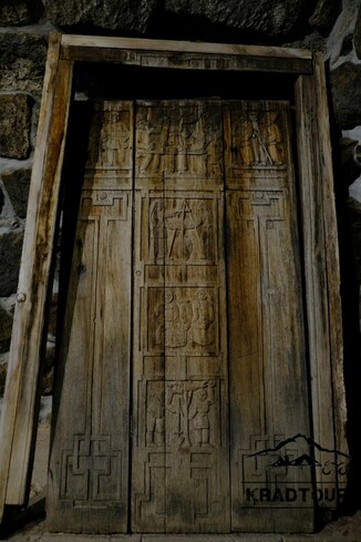 Alte Holztüre mit Verzierungen. 