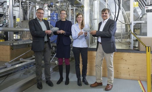 Die beiden langjährigen Sprecher des Experiments, Guido Drexlin (rechts) und Christian Weinheimer (links) übergeben die Leitung der internationalen Kollaboration an Kathrin Valerius (2. v. l.) und Susanne Mertens (3. v. l.)