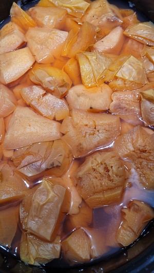 Die Quittenstücke in Wasser, alles sieht etwas matschig und dunkler als vorher aus, da es lange gekocht wurde. 