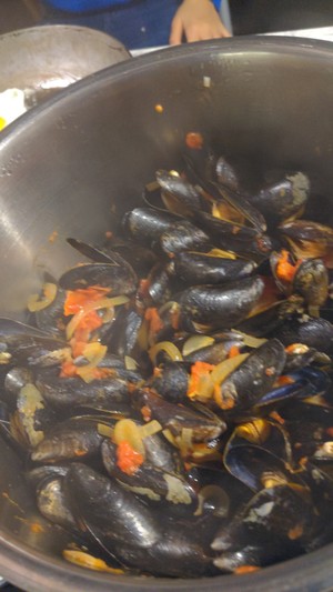 mieschmuscheln in einer gourmet tomaten zwiebel cremant sud topf