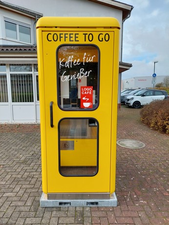 Telefonzelle mit Kaffeeautomate von vorne