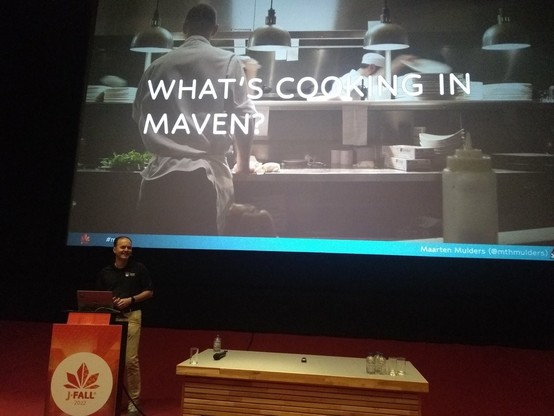 Maarten about to start his talk on Maven!