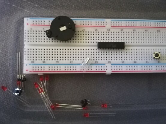 Elektronische Bauteile ca in Dutzend LEDs, ein Chip, paar Taster und ein Batteriehalter