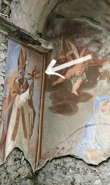 Fresko an der Seitenwand in einer verfallenen Kapelle. Bild eines Bischof, der eine Art Reisig-Zweig in der Hand hält. An der Stirnwand ein Putto und weitere, nicht mehr erkennbare Figuren.