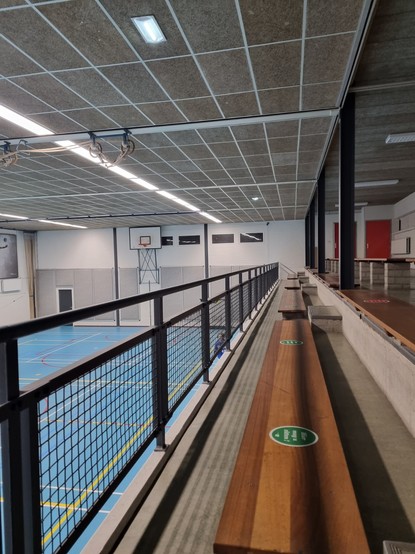 De tribune van de sportzaal Rietebeek.