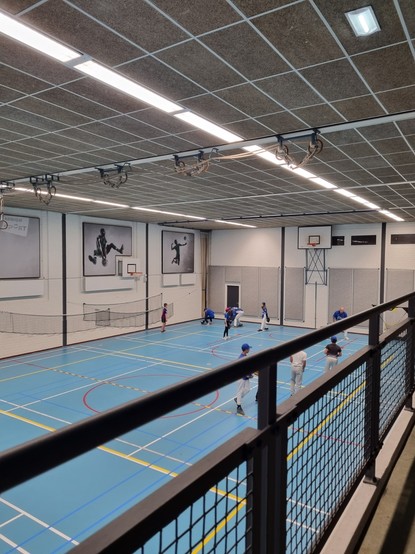 Kinderen die honkbaltraining aan het doen zijn waaronder mijn dochter.