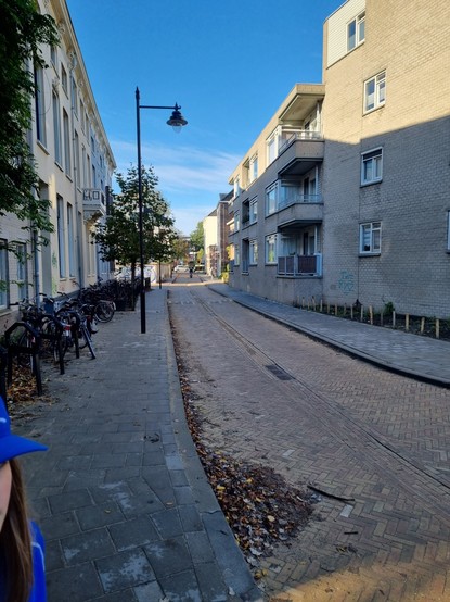 Blik op de Spijkerstraat in de richting van café Vrijdag. De sportzaal is een zijstraat van de Spijkerstraat.