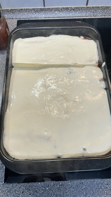 Auflaufform mit Cannelloni und bedeckt mit Bechamel