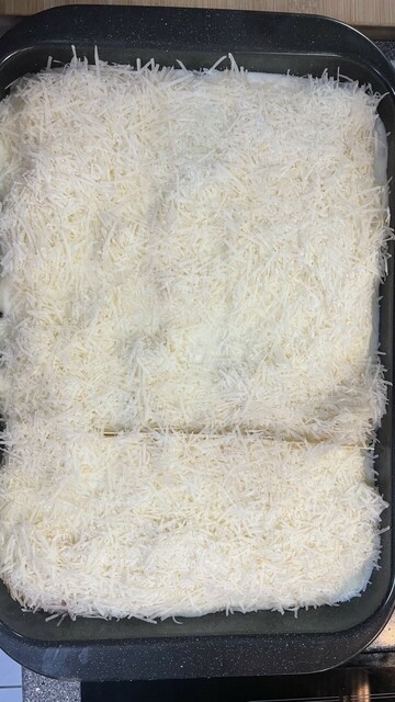 Alles abgedeckt mit frisch geriebenem Parmesan