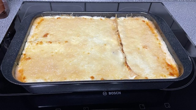 Cannelloni in der Auflaufform, knusprig gebackener Parmesan on top