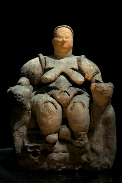 photograph of a sculpture, i figurine, a woman. turkish 6000 b.c.e.