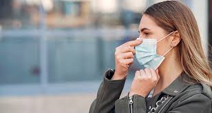 Mujer protegiéndose con cubrebocas