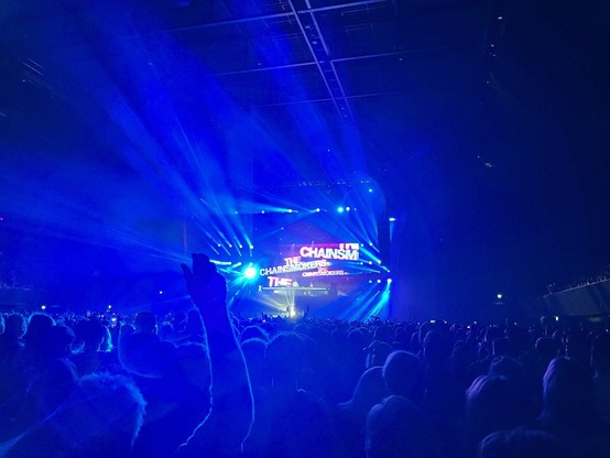 Packed ziggo dome, Chainsmokers on stage, blue lights and hands in the air