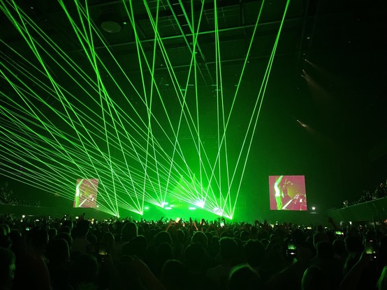 Green lasers 2 screens and a mad crowd