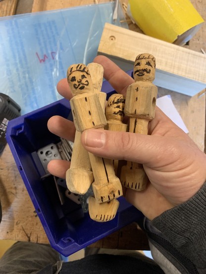 Von Hand geschnitzte Kicker- Figuren