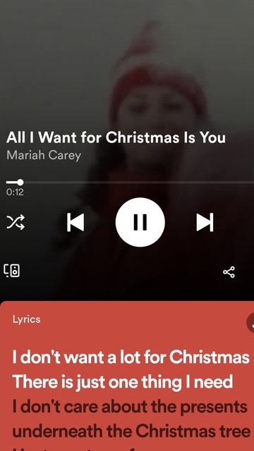Screenshot der Spotify App: es läuft All I Want for Christmas Is You von Mariah Carey mit lyrics