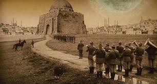 Französische Soldaten in aufstellung vor einer Orientalisch anmutenden Festung. Am himmel steht ein riesiger, mysteriöser Himmelskörper