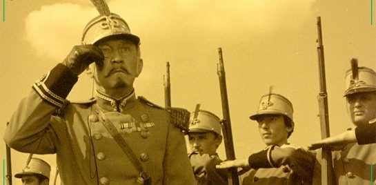 Französischer general richtet sein Monokel