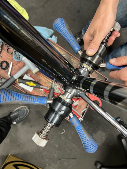 Bottom bracket tool for making bearing shells plain