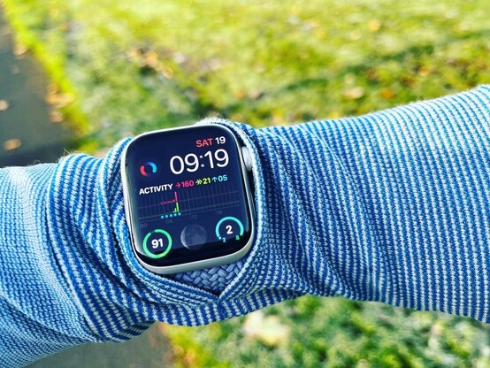 Watch showing 2 degree temperature