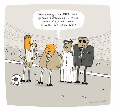 Karikatur:
Am Elfmeterpunkt liegt ein Fußball. Dahinter stehen ein Spieler, ein Trainer, ein Personenschützer sowie ein Mann im traditionellen »Thawb« sowie »Ghitra« und »Igal«. Der Trainer sagt: "Verzeihung, die FIFA hat gerade entschieden, dass seine Majestät den Elfmeter schießen sollte."